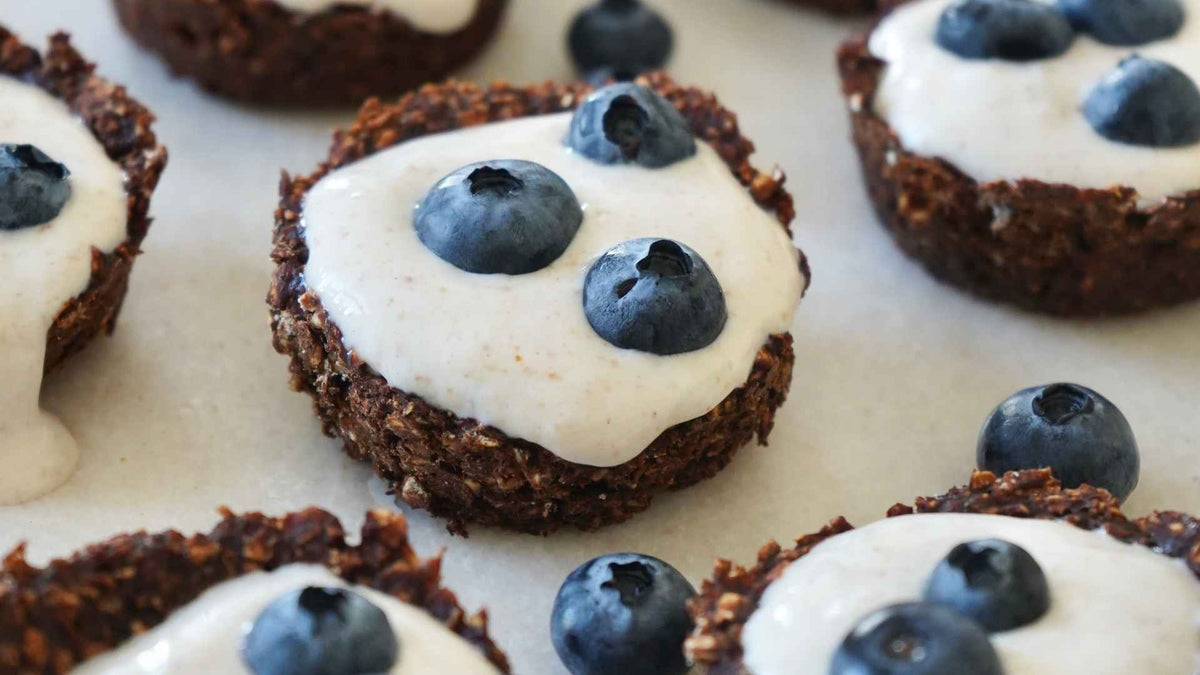 Bananen-Hafermuffins mit Joghurtcreme und Heidelbeeren - DATTELBAER