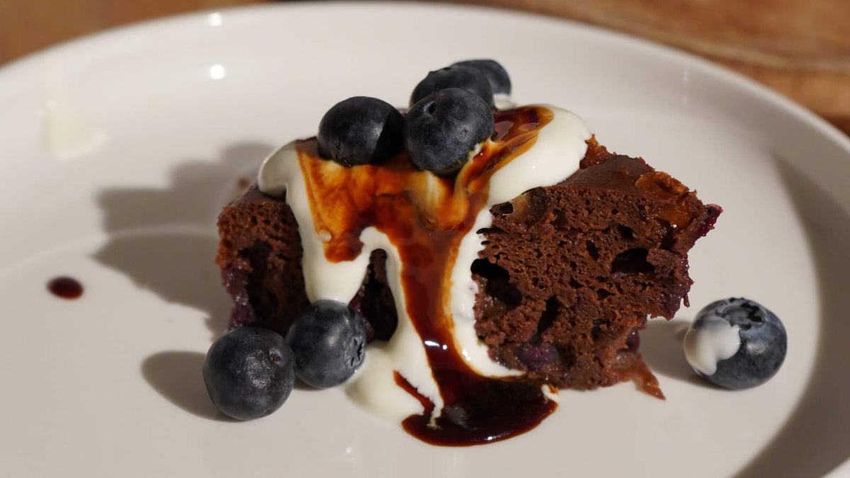 Saftiger Schoko-Heidelbeer-Kuchen ohne Industriezucker - DATTELBAER