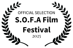 Schwarze Lorbeerzweige umrahmen den Text Official Selection S.O.F.A Film Festival 2025 auf hellgrauem Hintergrund, der auf einen für das Festival ausgewählten Film hinweist.