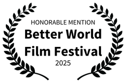 Schwarzer Text: Honorable Mention Better World Film Festival 2025, umgeben von zwei schwarzen Lorbeerzweigen auf hellem Hintergrund.